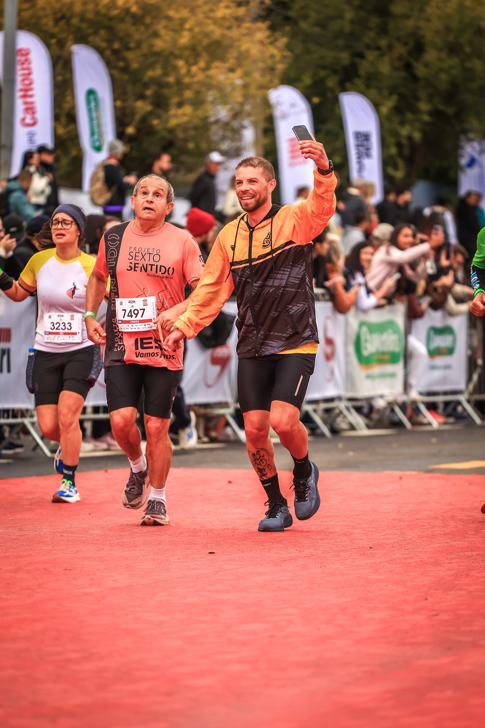 Arthur Mello acompanhando um atleta durante uma corrida